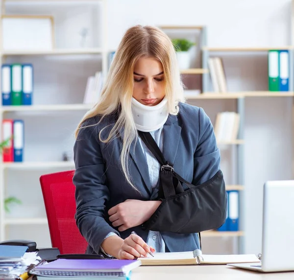 Injured female employee working in the office — Stock Photo, Image