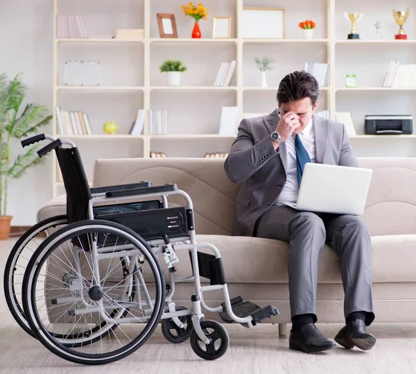 Gehandicapte zakenman op rolstoel werkt thuis — Stockfoto