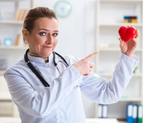 Cardioloog met rood hart in medisch concept — Stockfoto