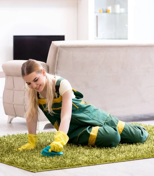 Professional female cleaner cleaning carpet — Stock Photo, Image