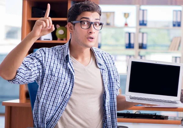 Estudante estudando em casa se preparando para o exame — Fotografia de Stock