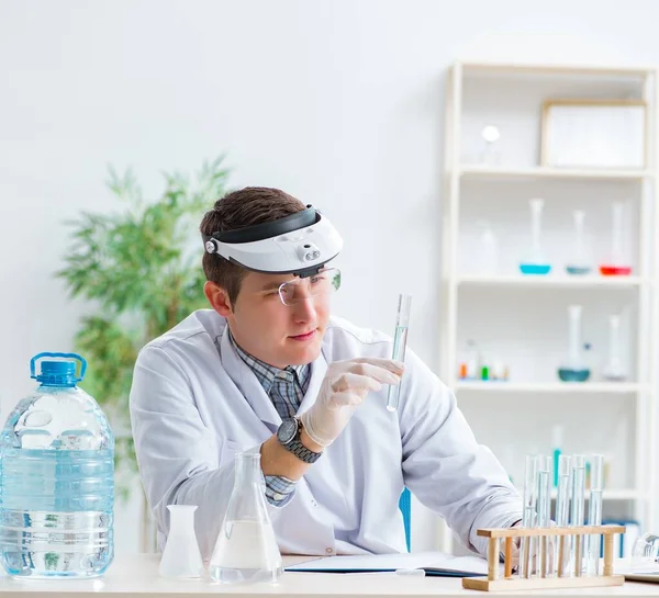 Jovem estudante de química experimentando em laboratório — Fotografia de Stock