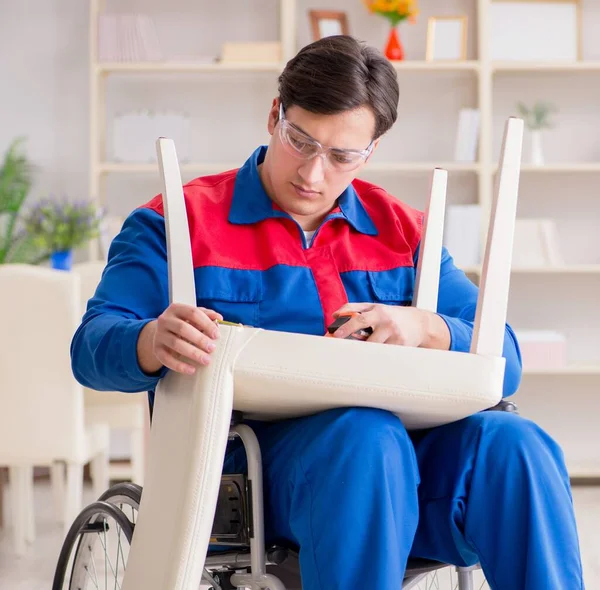 Disabili uomo sedia di riparazione in officina — Foto Stock