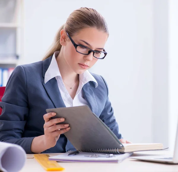 Affärskvinna som arbetar vid sitt skrivbord — Stockfoto