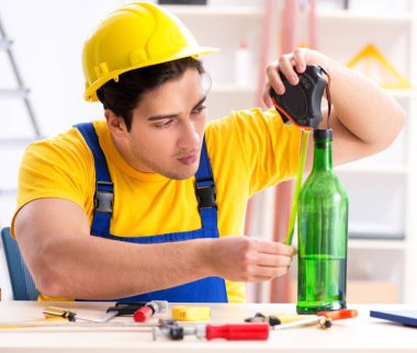 Atölyede çalışan sarhoş mühendis.