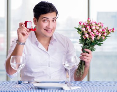 Yakışıklı, yalnız bir adam. RestarAunt 'da randevuda.