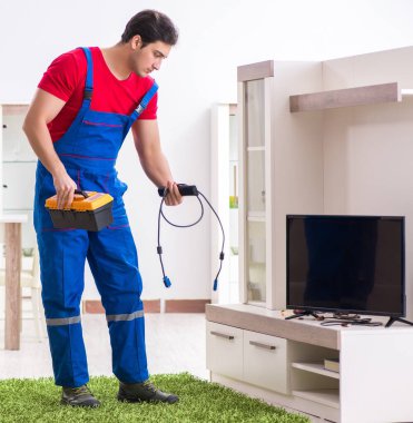 Profesyonel tamir mühendisi bozuk televizyonu tamir ediyor.