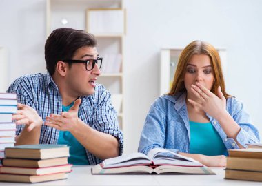 Üniversite sınavlarına çalışan iki öğrenci.