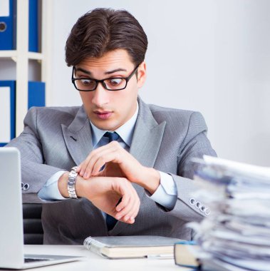 Ofiste çalışan mutsuz iş adamı