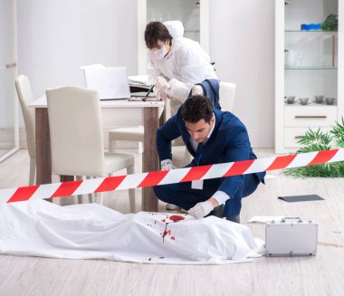 Adli tıp dedektifi suç mahallinde.