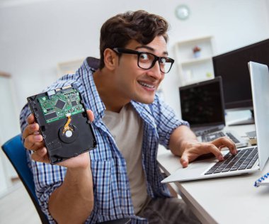 Sabit diski kırık bir teknisyen.