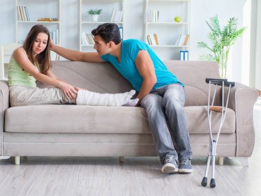 Koca adam yaralı karısına destek oluyor.