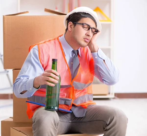 Entrega hombre borracho en el trabajo — Foto de Stock