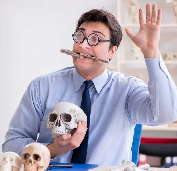 Profesor loco divertido estudiando esqueleto humano — Foto de Stock