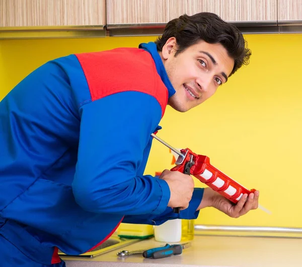 Opravář pracující v kuchyni — Stock fotografie