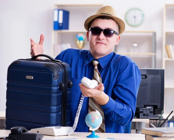 Young employee preparing for vacation trip — Stock Photo, Image