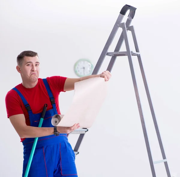 Contratista trabajador que se prepara para la decoración de papel pintado —  Fotos de Stock