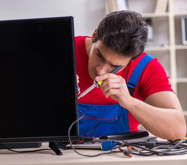 Professioneller Reparaturtechniker repariert kaputten Fernseher — Stockfoto