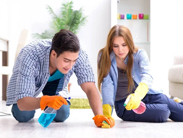 Fiatal család takarítja a házat — Stock Fotó