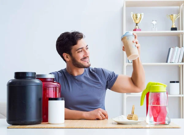 Atleet proeverij nieuwe proteïne supplementen voor betere spieren — Stockfoto