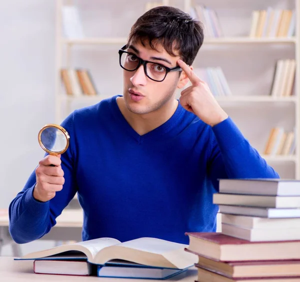 Mannelijke student bereidt zich voor op examens in universiteitsbibliotheek — Stockfoto