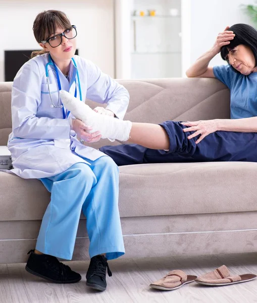Medico esaminando vecchia donna matura dopo incidente — Foto Stock