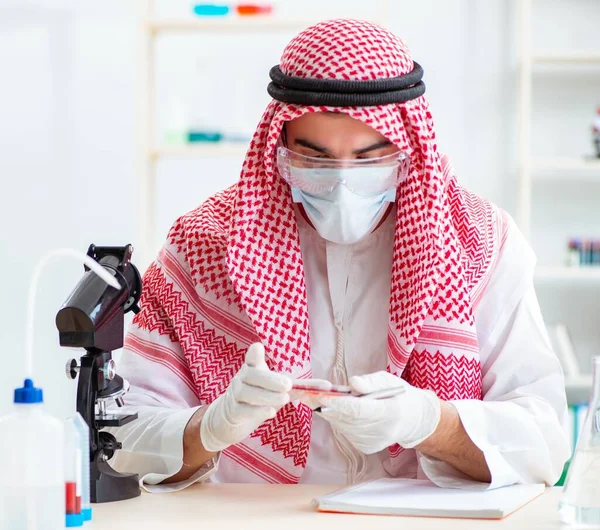 Médico árabe químico estudando novo vírus em laboratório — Fotografia de Stock