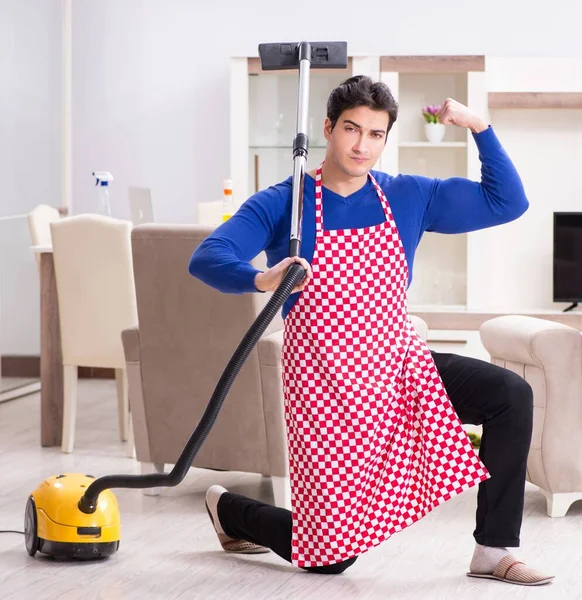 Jongeman stofzuigen zijn appartement — Stockfoto