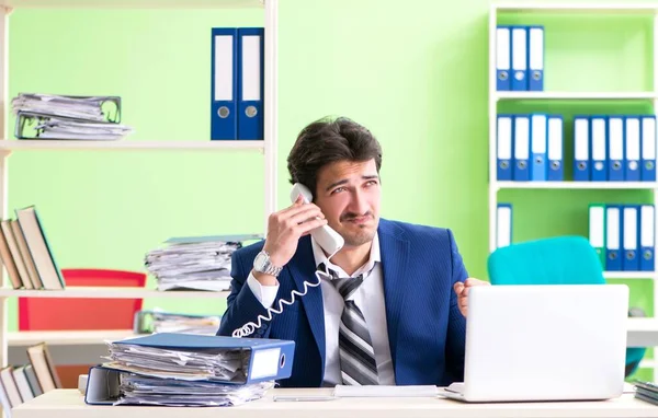 Affärsman missnöjd med överdrivet arbete sittande på kontoret — Stockfoto