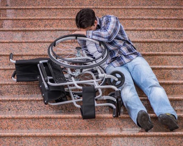 Homem com deficiência em cadeira de rodas com problemas com escadas — Fotografia de Stock