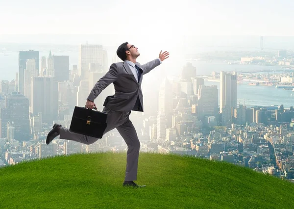 Feliz hombre de negocios corriendo hacia su objetivo —  Fotos de Stock