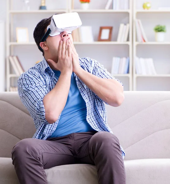 Hombre con gafas de realidad virtual jugando en casa — Foto de Stock