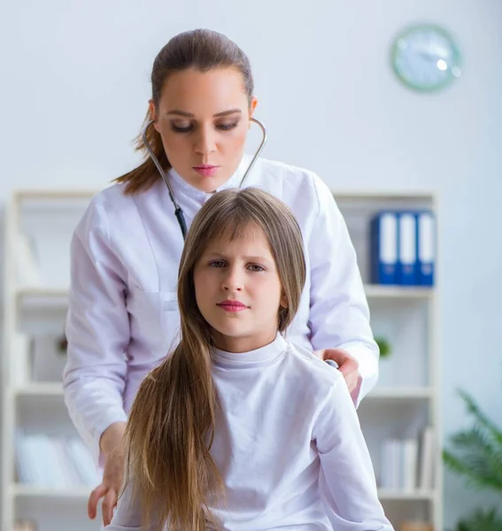 Médica pediatra verificando menina — Fotografia de Stock