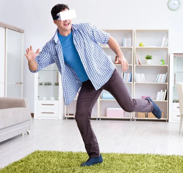 Άντρας με γυαλιά εικονικής πραγματικότητας παίζει στο σπίτι — Φωτογραφία Αρχείου