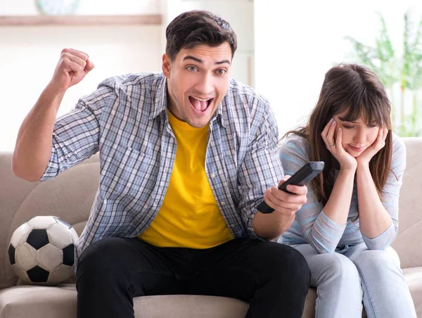 Pareja familiar viendo fútbol en casa — Foto de Stock