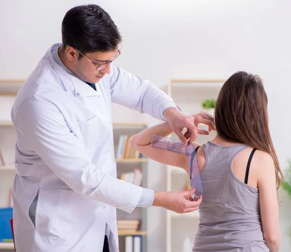 Arzt überprüft Gelenkbeweglichkeit der Patienten — Stockfoto