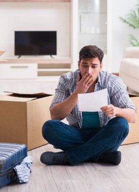 İşsiz bir adam haciz mektubu alıyor.