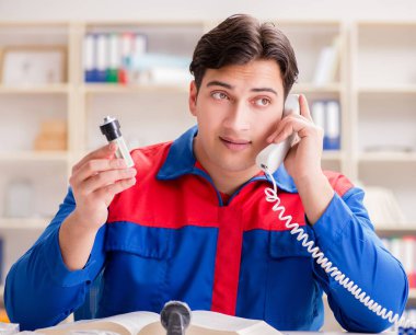 Proje üzerinde çalışan üniformalı bir işçi