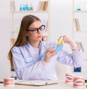 Diş hekimliği öğrencisi sınıfta pratik yapıyor.