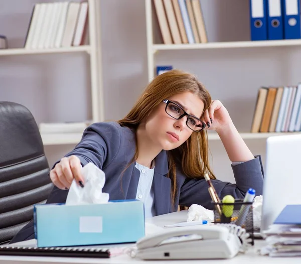 Femme d'affaires employée malade au bureau — Photo