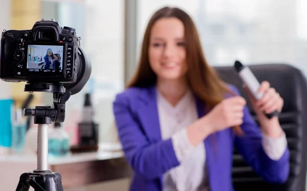 Beauty módní blogger nahrávání videa — Stock fotografie