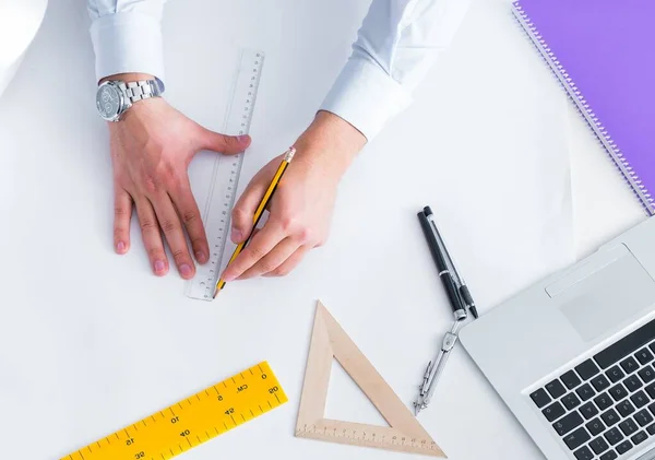 Ingenieur arbeitet an neuen Projektzeichnungen — Stockfoto