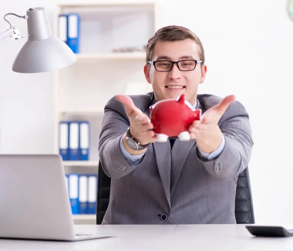 Jovem empregado com piggybank no conceito de poupança de pensões — Fotografia de Stock