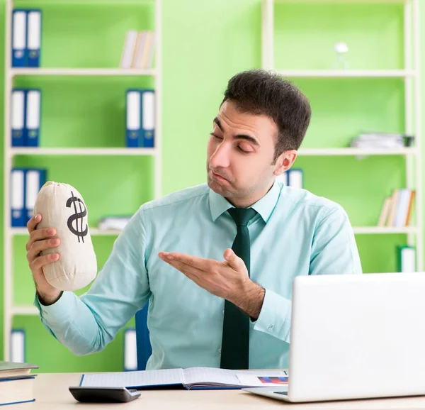 Gerente financiero masculino que trabaja en la oficina — Foto de Stock