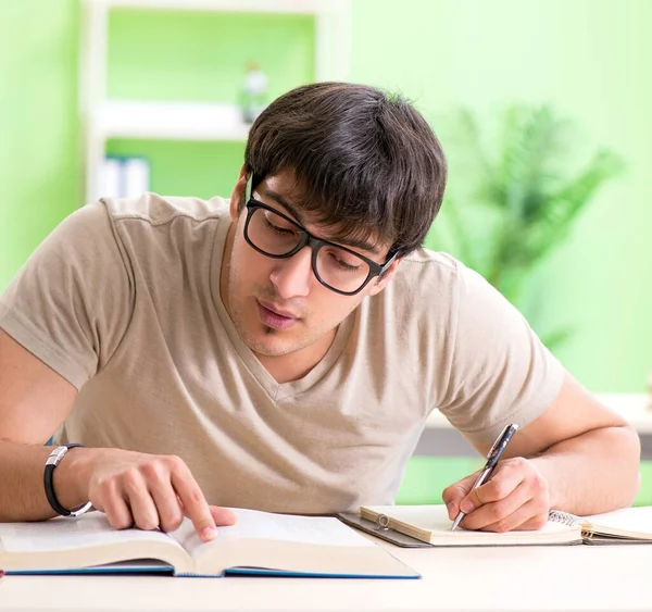 Étudiant se préparant aux examens universitaires — Photo