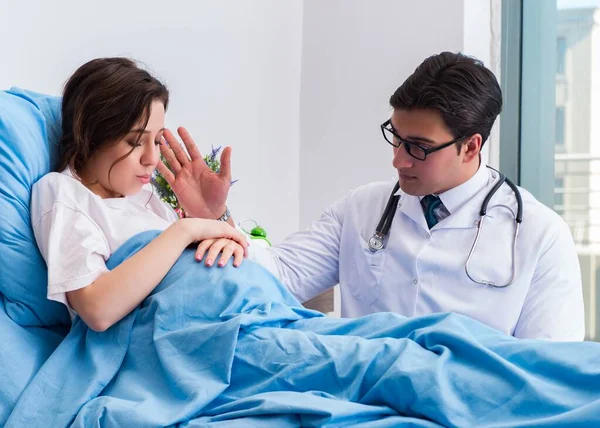 Arzt besucht Schwangere im Krankenhauszimmer — Stockfoto