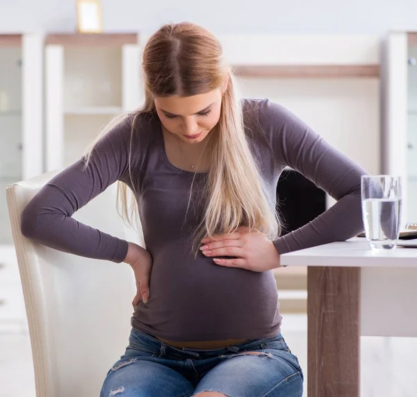 Gravid kvinna hemma gör sig redo för förlossning — Stockfoto