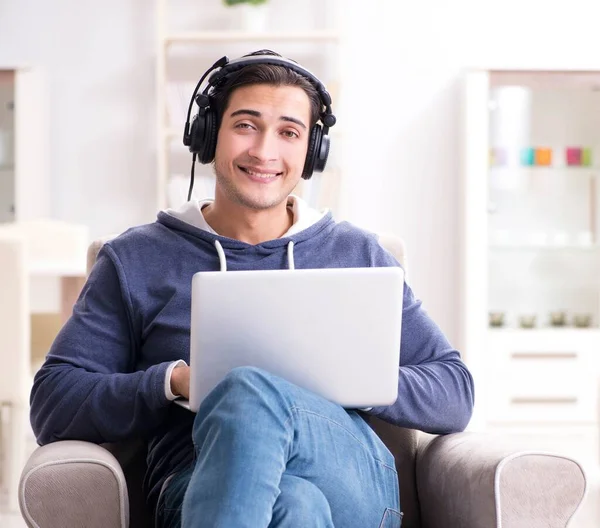 Joven hombre guapo escuchando música con auriculares —  Fotos de Stock