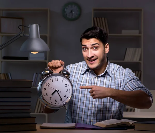 Student förbereder sig för tentamen sent på kvällen — Stockfoto