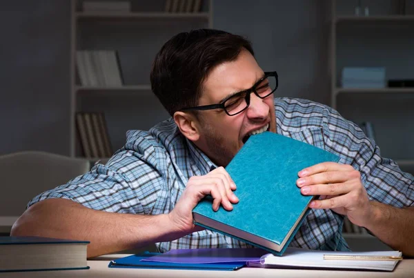 Student preparing for exams late at night — Stock Photo, Image